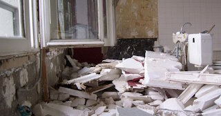 Демонтаж хрущевки в Лянторе - удаление старых полов и стен по выгодной цене от 1793 рублей.